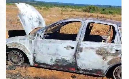 Veículo incinerado é abandonado na área rural de Vilhena; PM e Bombeiros foram ao local, mas não localizaram dono
