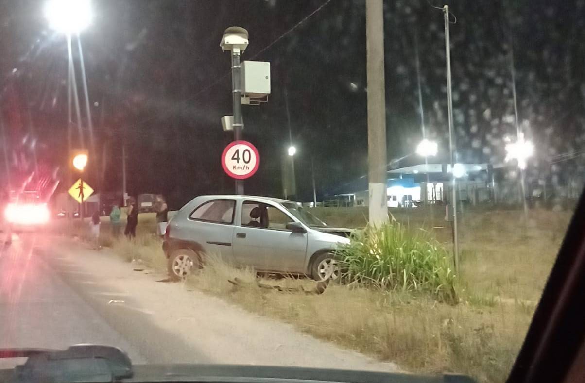 VÍDEO: motorista evita batida frontal em caminhão na BR 364, atinge poste e é socorrido, mas foge do hospital, em Vilhena