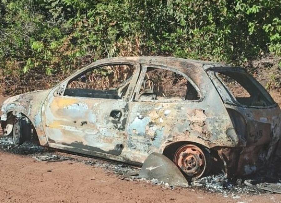 Em cidade do interior de MT, cadáver masculino é encontrado dentro de carro incinerado; polícia é acionada