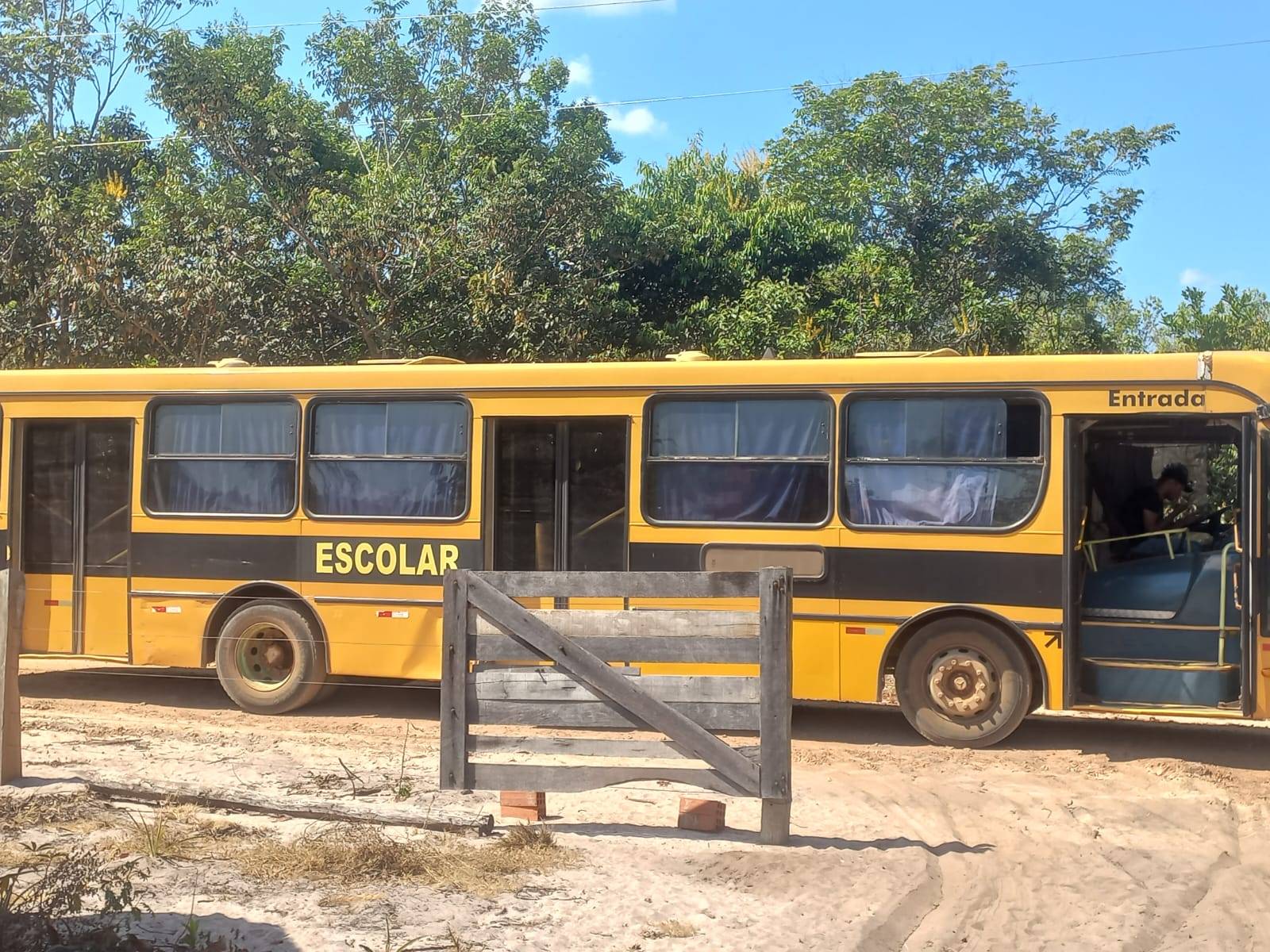 ASSISTA VÍDEOS: após ônibus escolar quase tombar em rotatória de Vilhena, pais de alunos vão ao MP cobrar providências