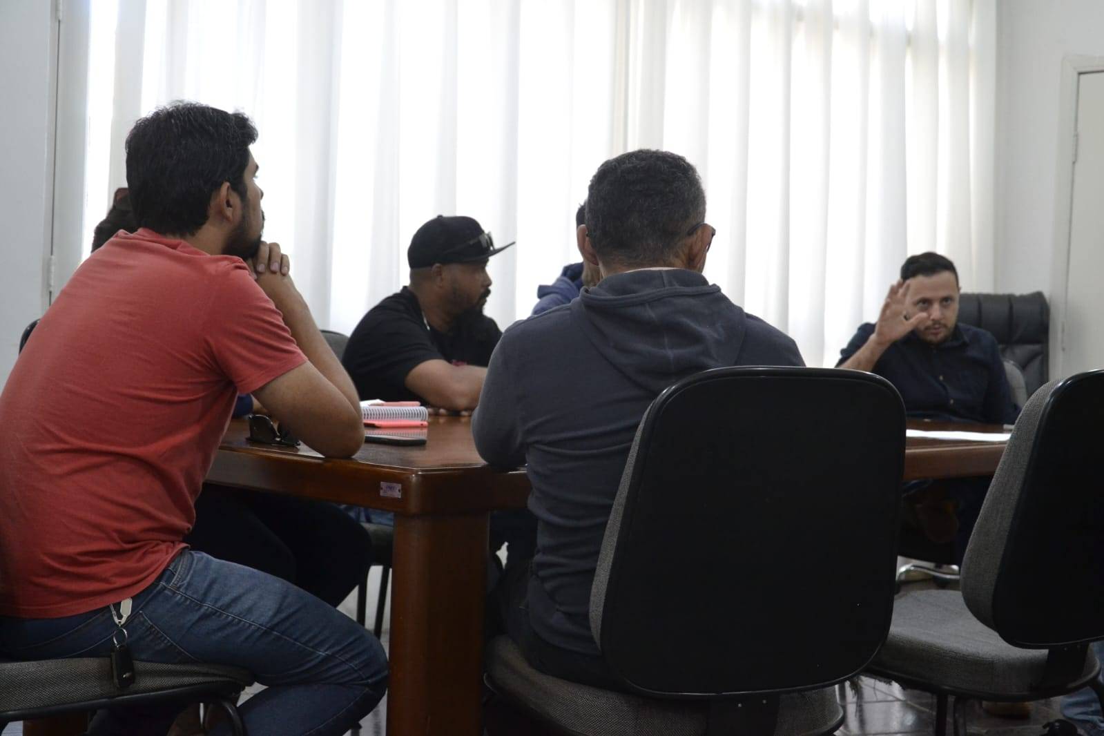 Prefeito de Vilhena se reúne com representantes do movimento hip hop e aponta soluções para impasse envolvendo palco demolido em praça