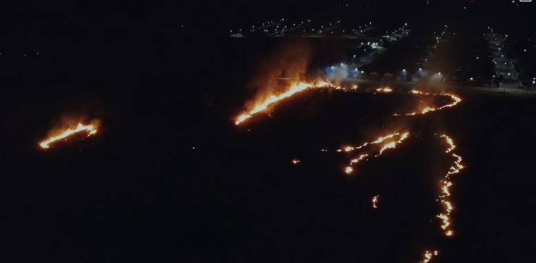 ASSISTA VÍDEOS: imagens de drones mostram fogo ameaçando casas em Vilhena; Bombeiros mobilizados e situação se agravando