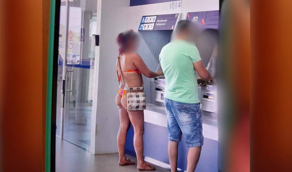ASSISTA VÍDEOS: após entrar de biquini em agência bancária, mulher desfila seminua pelas ruas e imagens viralizam em Rondônia