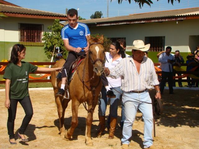 Terapia com utilização de cavalo começa a ser usada na Apae de Vilhena