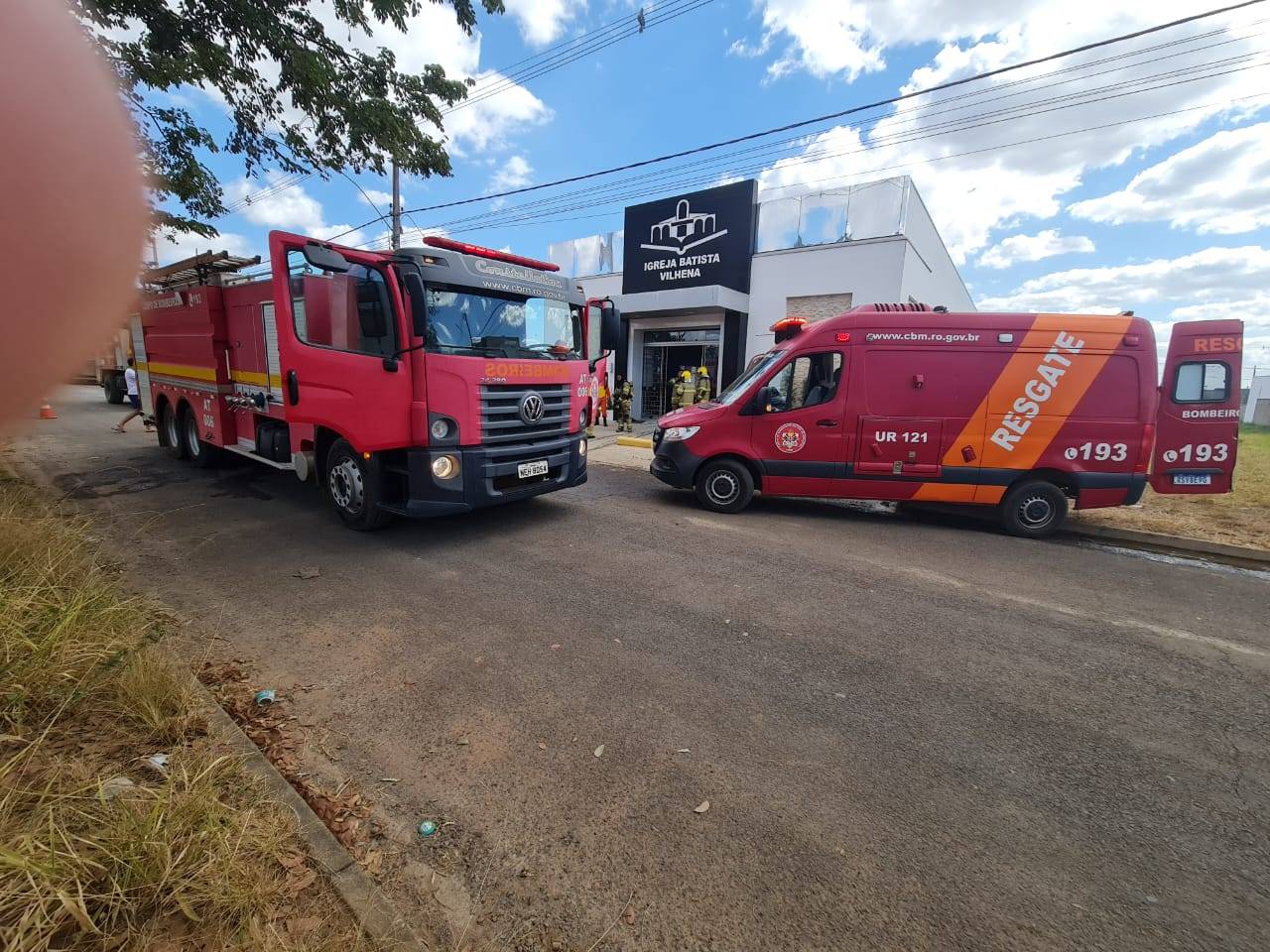 Princípio de incêndio no templo de igreja evangélica mobiliza viaturas do Corpo de Bombeiros, em Vilhena