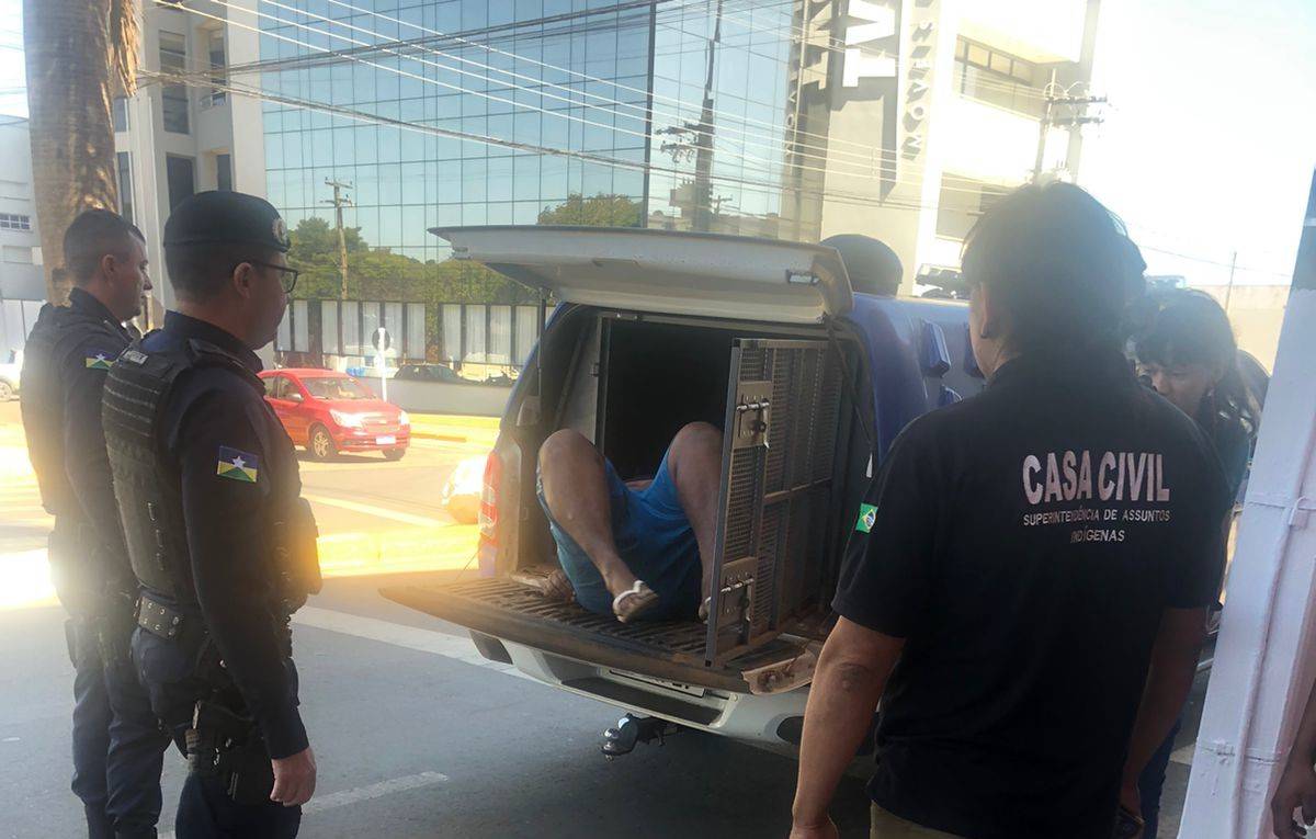 ASSISTA VÍDEO: morador de rua é preso após ser filmado agredindo criança indígena na principal avenida de Vilhena