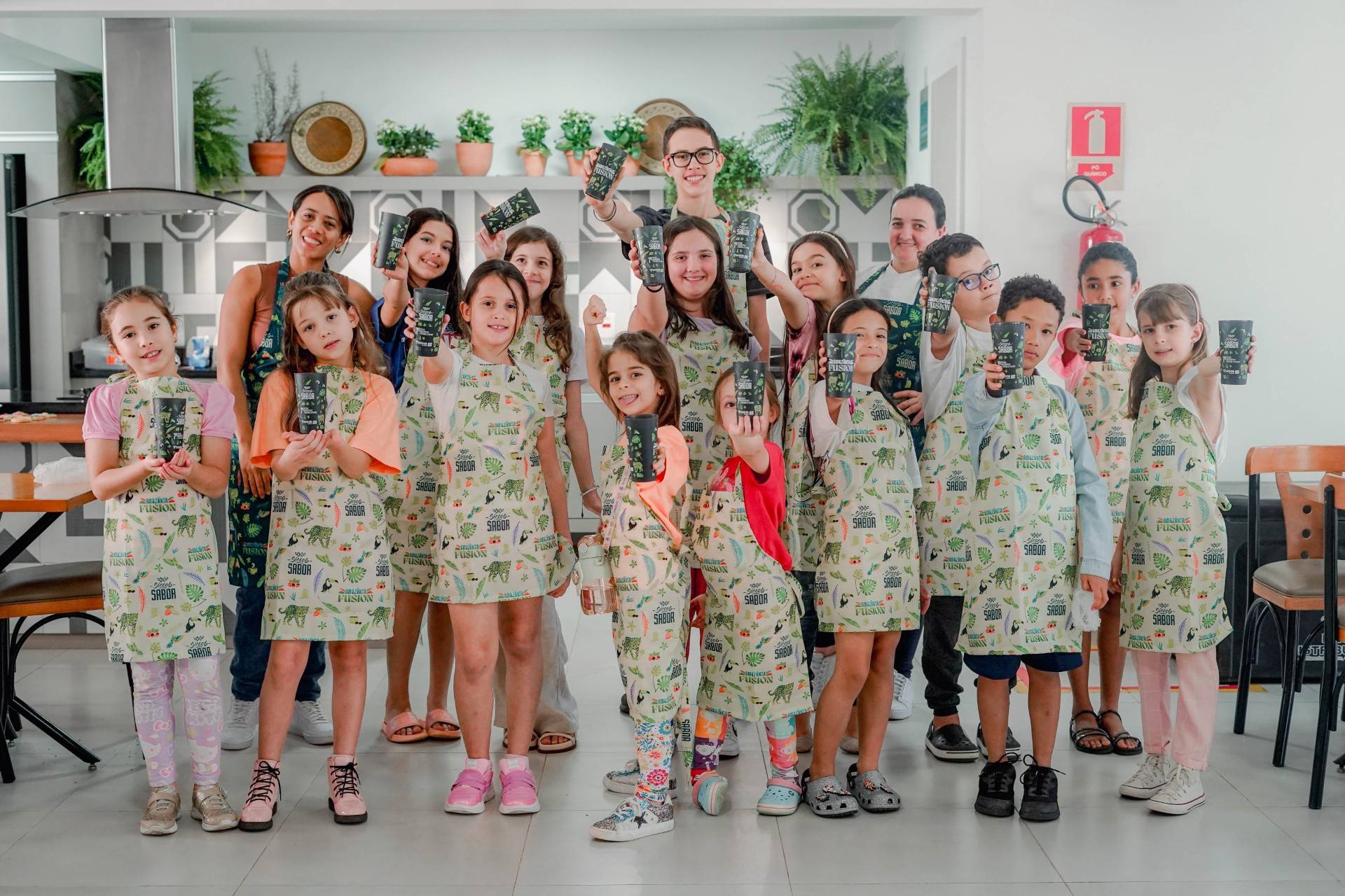 Crianças viram Minichefs em oficina do Sicoob Sabor com chef Taiz Stasczak
