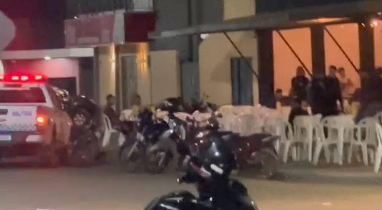 ASSISTA VÍDEOS: “amostradinho” acaba preso ao revelar que estava em lanchonete usando arma de fogo, em Vilhena
