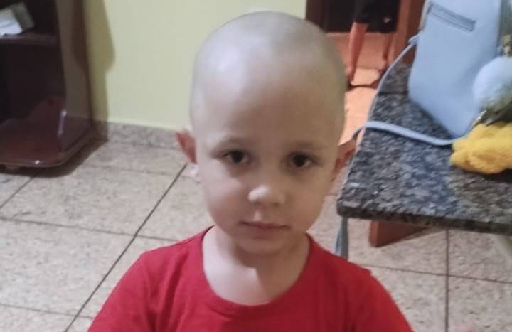 Garoto vilhenense de apenas 03 anos segue lutando contra o câncer em São Paulo e mãe pede ajuda; saiba como colaborar