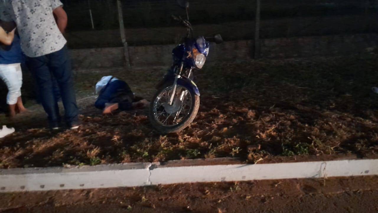 Aparentemente embriagada, mulher sofre queda de moto após passar por quebra-molas em avenida de Vilhena