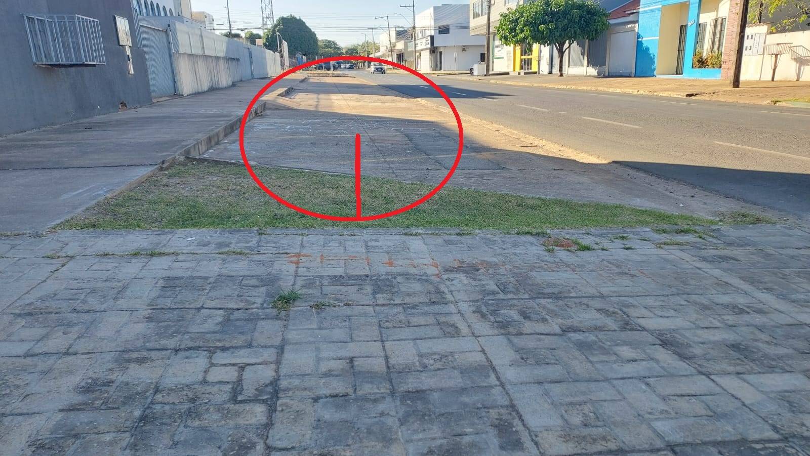 Empresa usa “chifre” em peça criativa de marketing na principal avenida de Vilhena e frase escrita nas ruas ataca servidor público