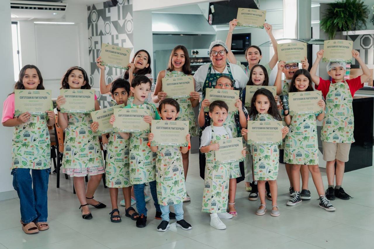 Crianças aprendem fazer panqueca colorida em oficina do minichef com chef Priscila Duarte