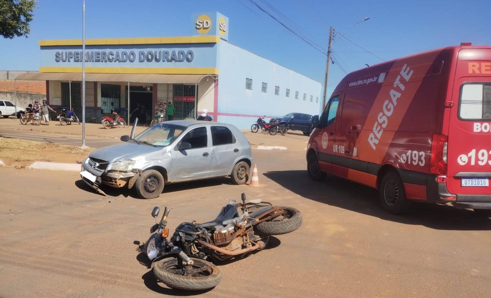 Mulher se distrai com filho no banco traseiro, carro invade avenida e motociclista “voa” após ser atingido, em Vilhena