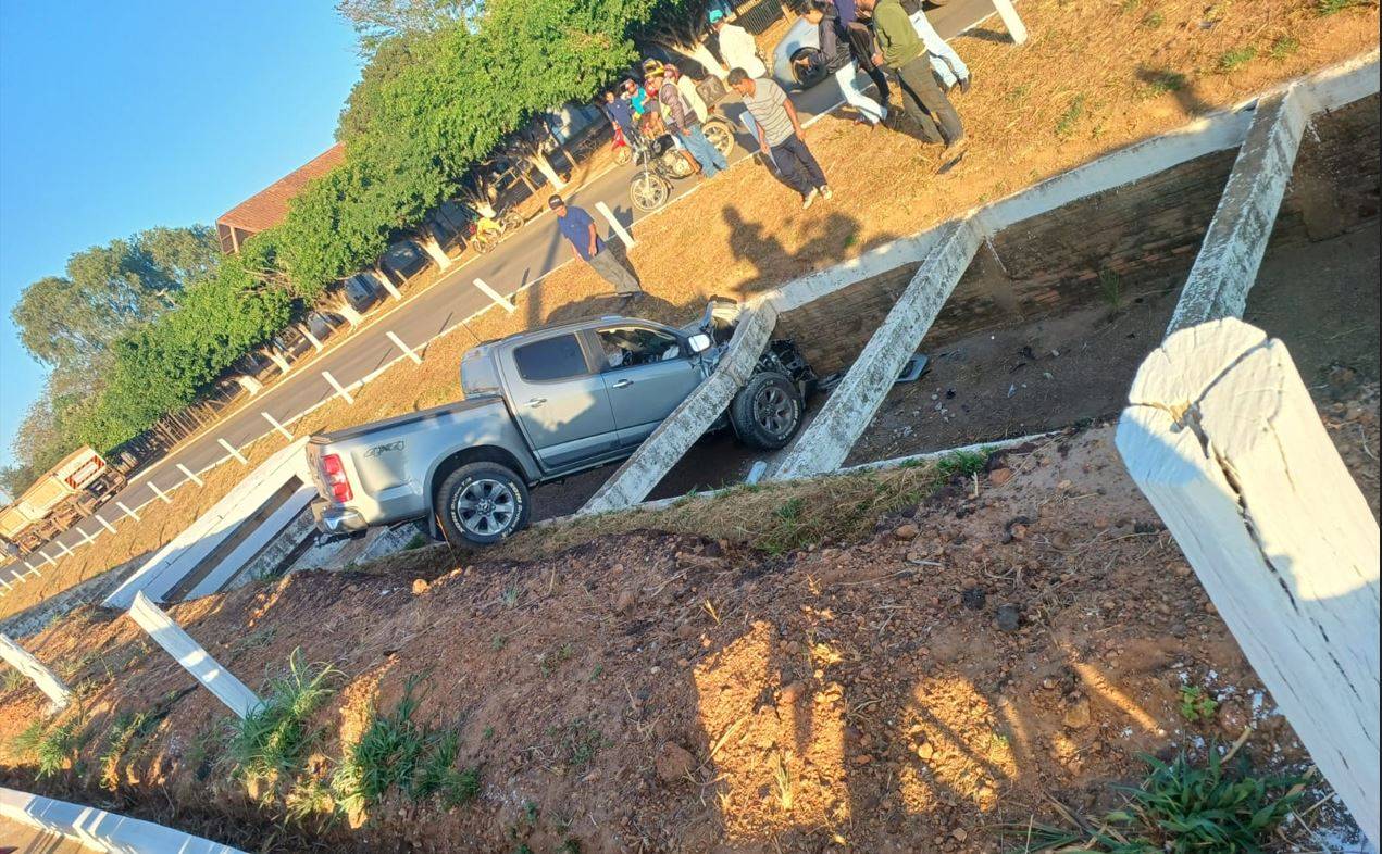 FOTOS E VÍDEOS: mais uma picape cai em canal e os dois homens a bordo fogem, deixando o veículo para trás, em Vilhena