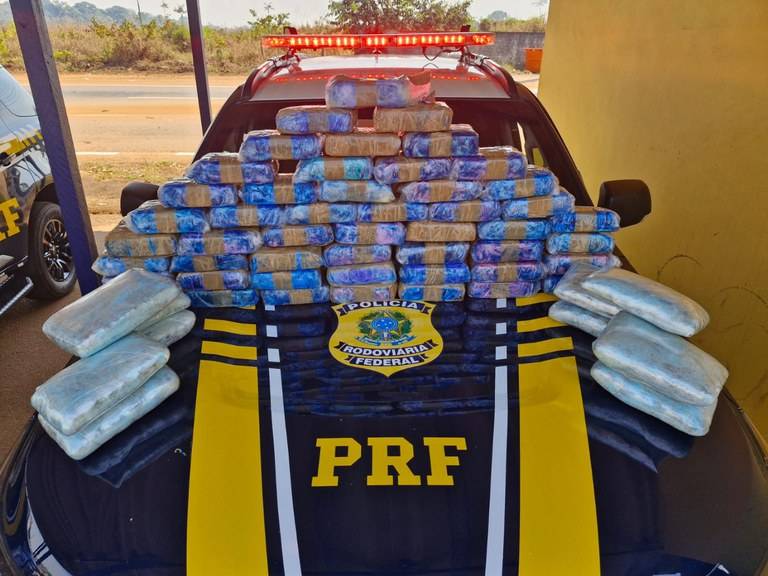 PRF apreende carregamentos de maconha e cocaína em ônibus que passaria por Vilhena a caminho de Goiânia e Brasília