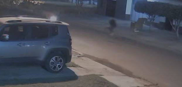 VEJA VÍDEO: vizinhos de mulher que teve bolsa roubada perseguem ladrão, que abandona o objeto na rua, em Vilhena