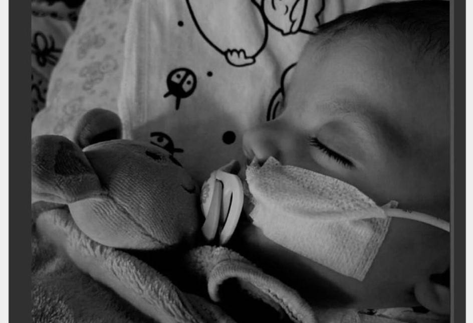 Após morte de bebê que era neto de pioneiros em Vilhena, entidade mantém bingo beneficente para ajudar os pais