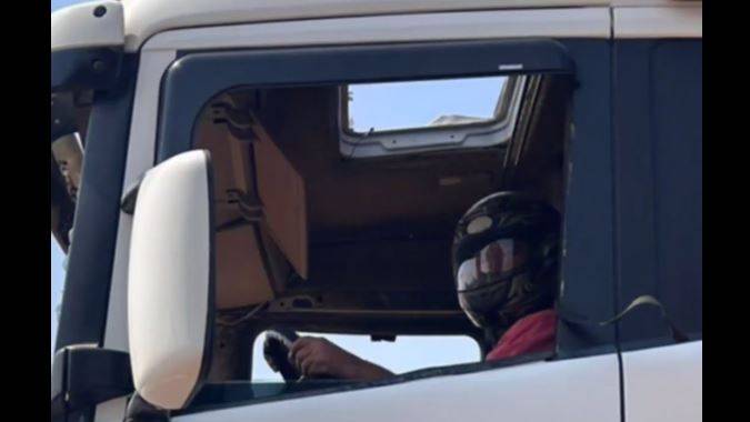 VÍDEO: caminhoneiro sai de Rondônia usando capacete de motociclista para dirigir e tem carreta apreendida em MT; PRF cria meme