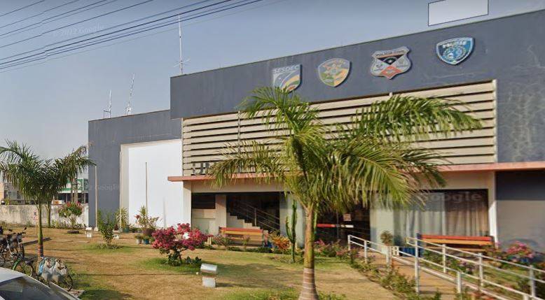 Ao abordar casal em moto, polícia descobre garçonete “fechada” com facção criminosa para vender cocaína em lanchonete