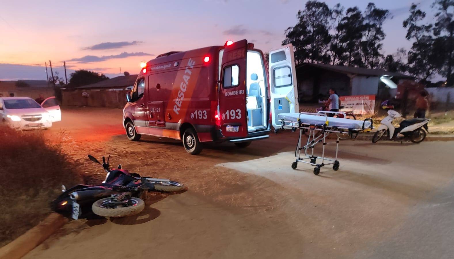 Após batida entre moto e picape em cruzamento, jovem sofre fratura exposta e é resgatado por Bombeiros, em Vilhena