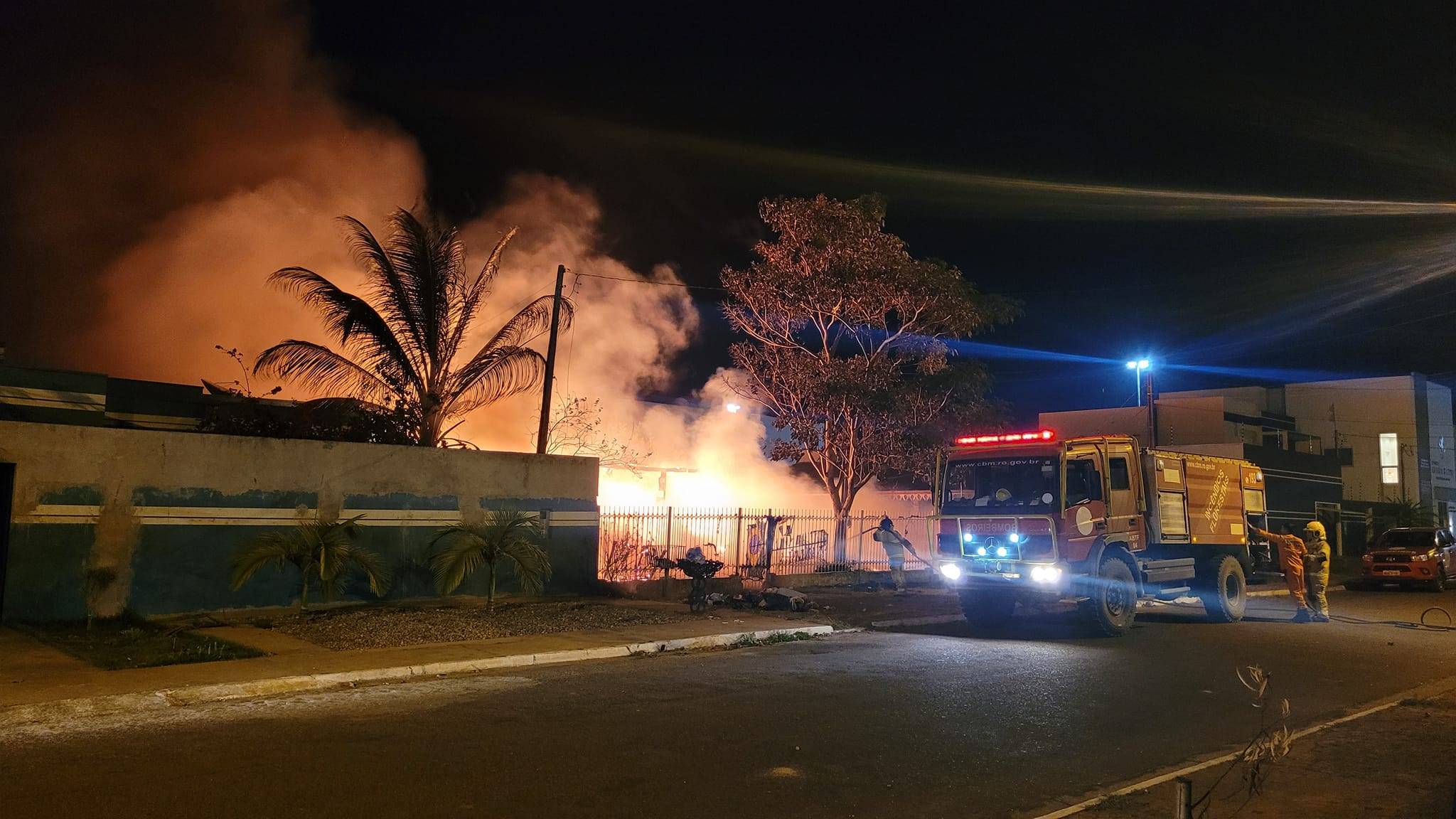 VÍDEOS: casa de madeira de ex-vereador na região central de Vilhena é consumida por incêndio e cachorro morre queimado