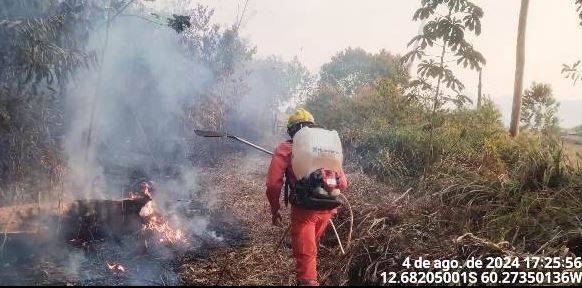 Incêndio que há uma semana devasta vegetação no entorno de Vilhena e ameaça atingir chácaras mobiliza Bombeiros de outras cidades