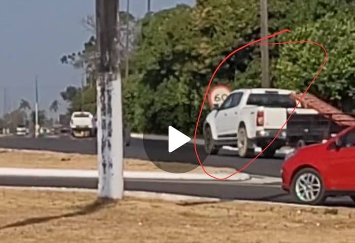 ASSISTA: vídeo mostra pneu “desgovernado” que caiu da carroceria de picape e quase provocou tragédia na BR 364, em Vilhena