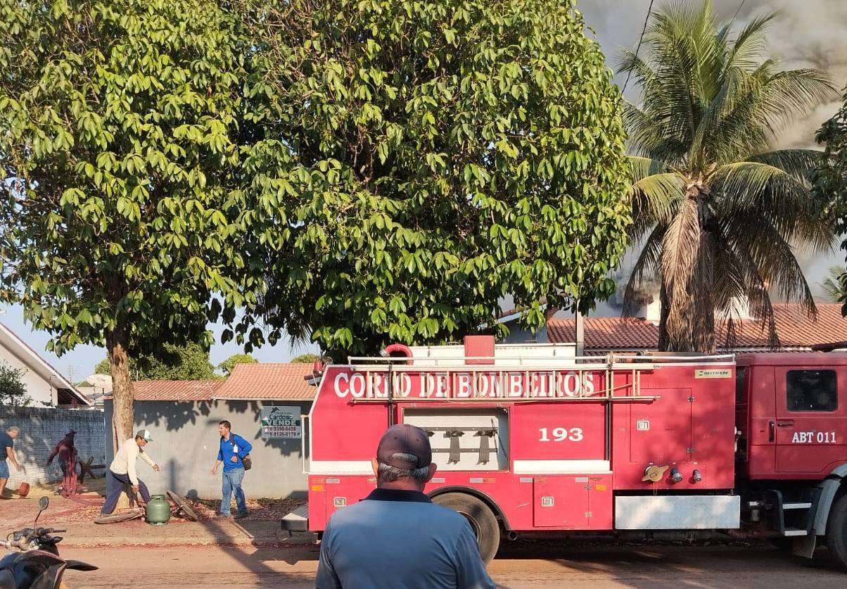 ASSISTA VÍDEOS: incêndio destrói casa onde homem de 76 anos mora sozinho na cidade de Cerejeiras