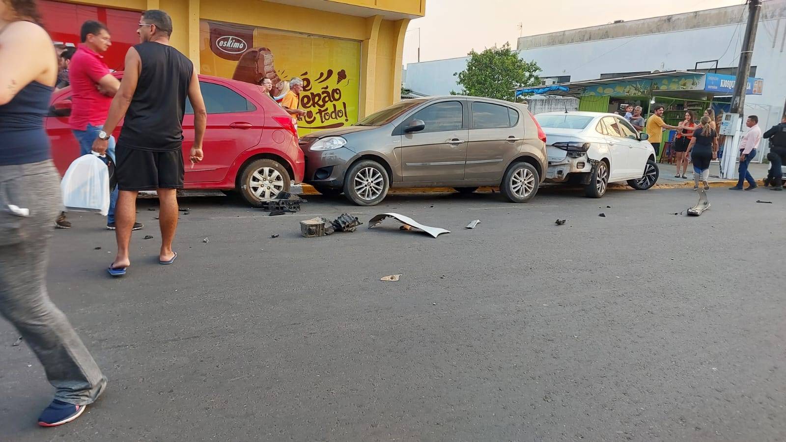VEJA VÍDEOS: acidente tipo “strike” envolvendo seis veículos causa aglomeração de curiosos na principal avenida de Vilhena