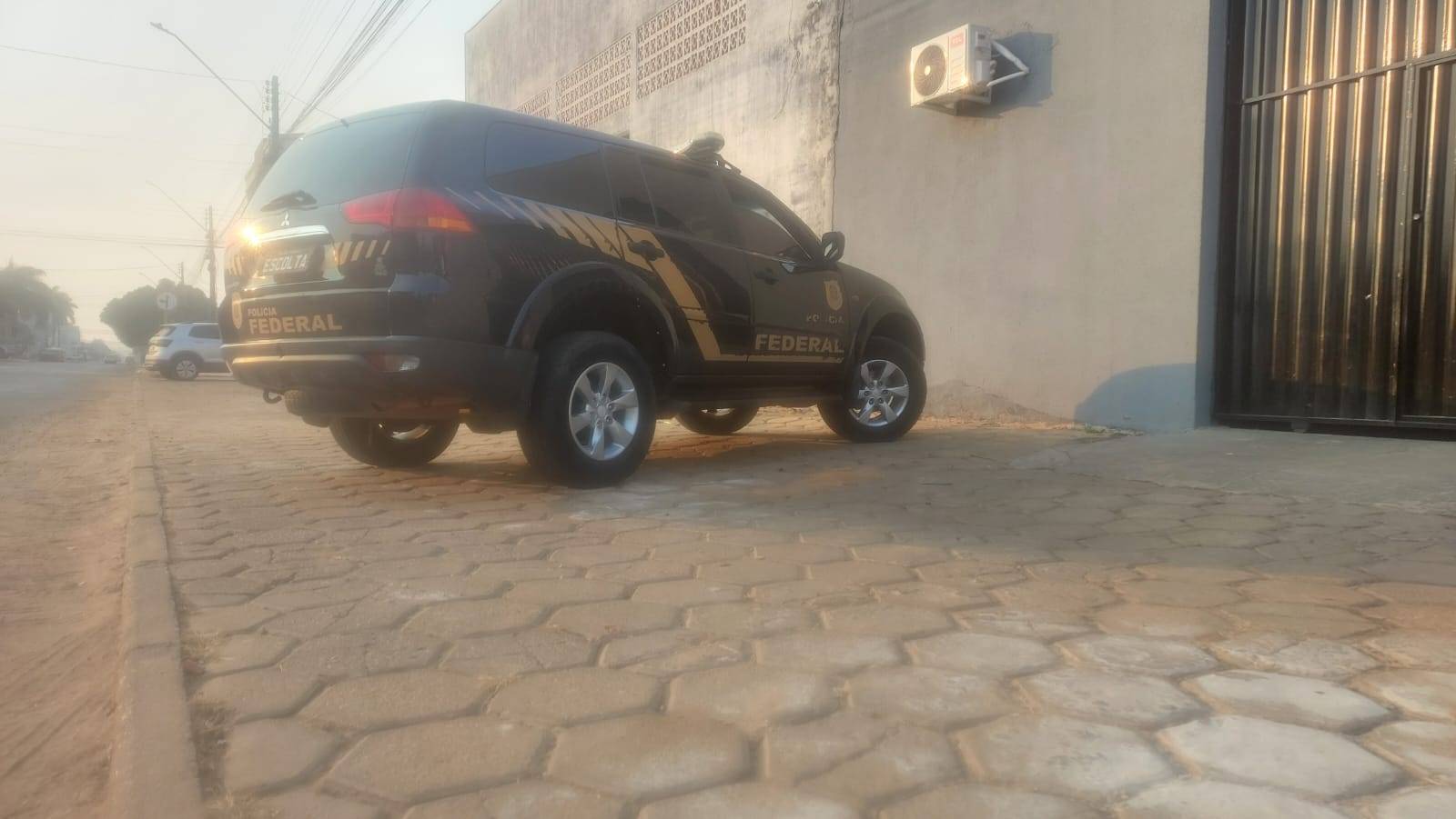 Vilhena amanhece “coalhada” de viaturas da Polícia Federal e uma pessoa já teria sido presa; instituição deve emitir nota