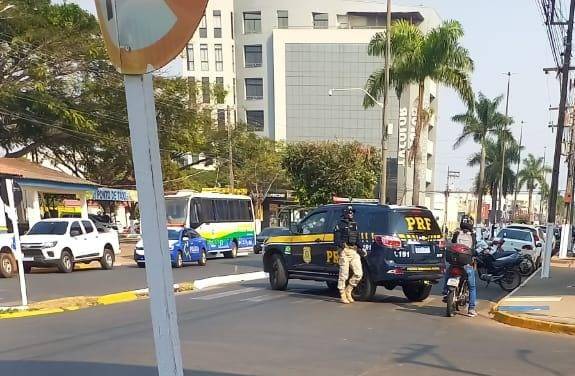 VÍDEOS: simulação para treinar policiais faz vilhenenses acreditarem em “homem armado fazendo reféns” no centro da cidade
