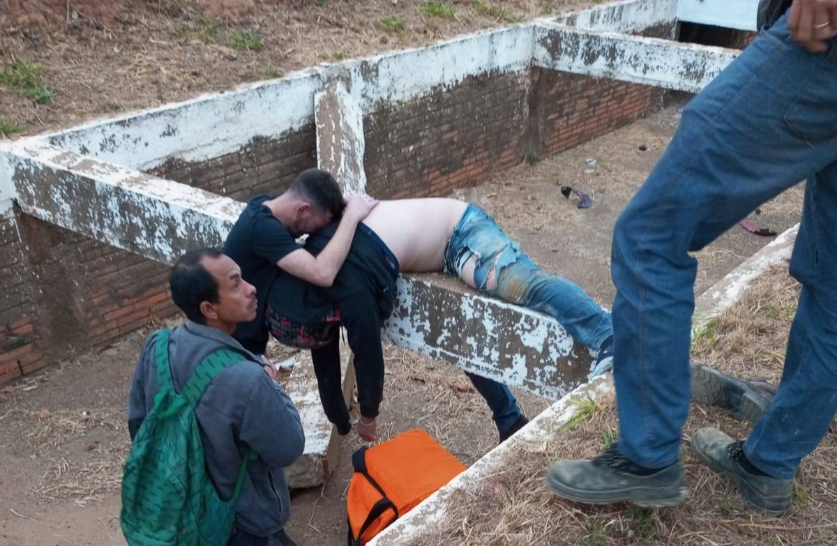 VÍDEO: entregador de 28 anos que caiu de moto dentro de “galeria assassina” em Vilhena é resgatado, mas morre no Hospital