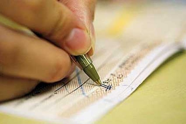 Cheque dado a braçal é depositado com valor 25 maior; polícia investiga