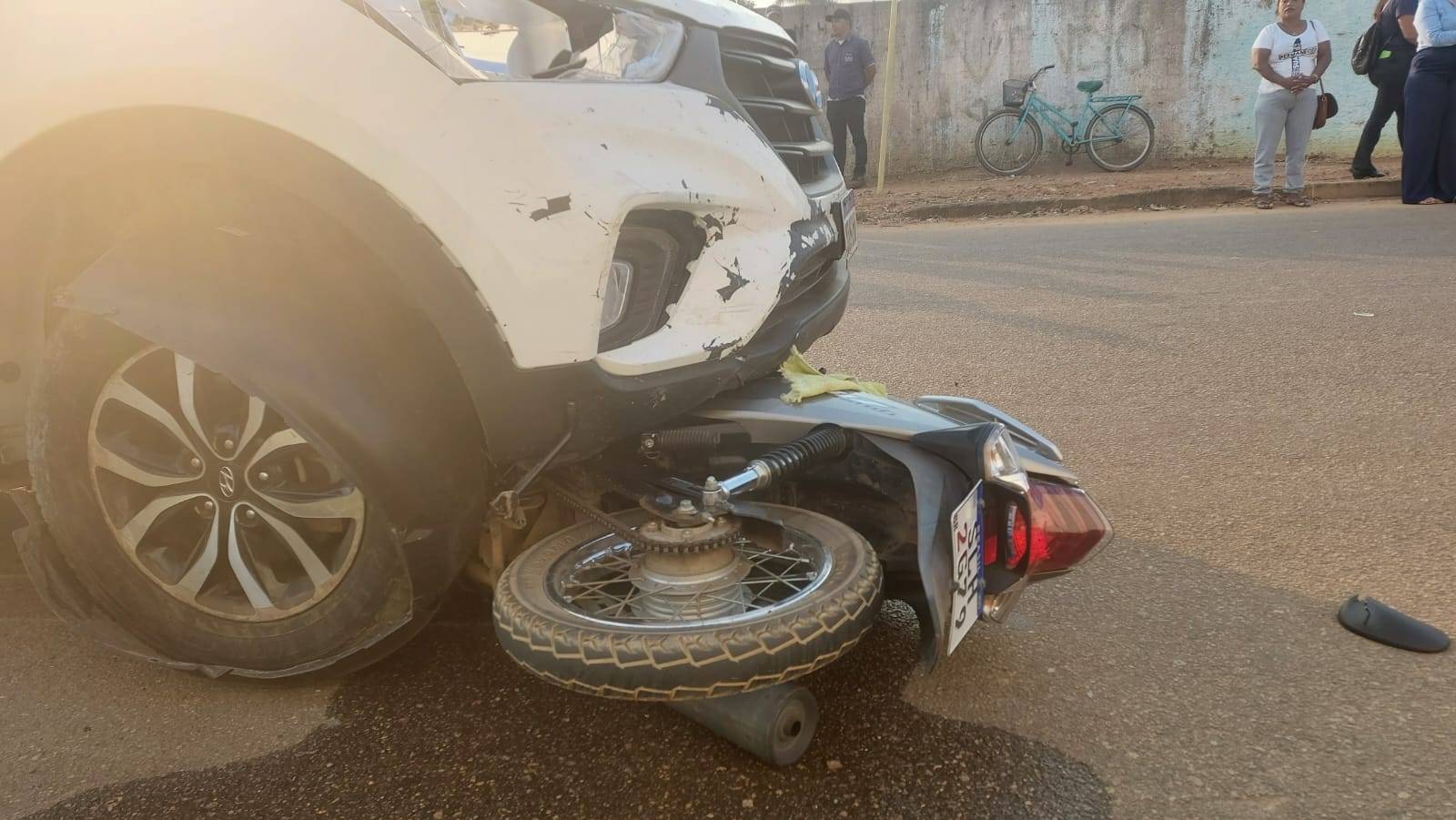 LIVRAMENTO: motoneta vai parar embaixo de carro e Bombeiros resgatam condutora acidentada, em Vilhena
