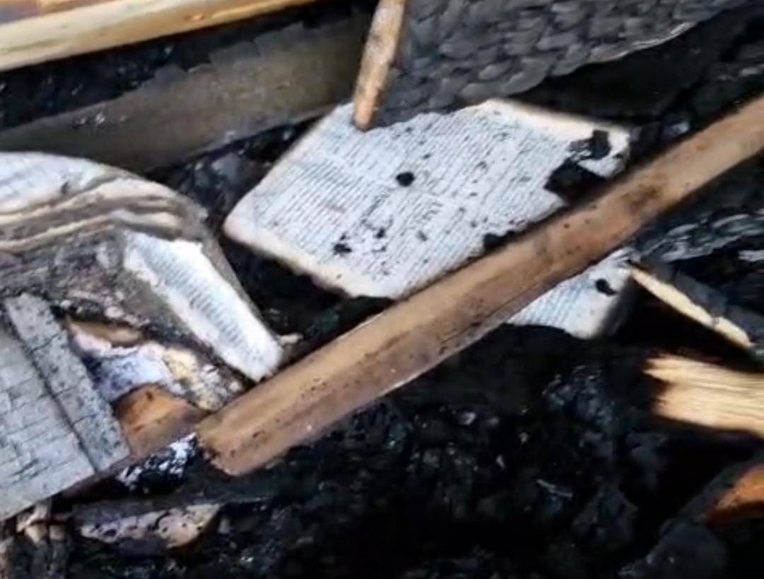 ASSISTA VÍDEO: incêndio destrói casa de madeira em Colorado do Oeste, mas Bíblia Sagrada é “poupada” pelas chamas