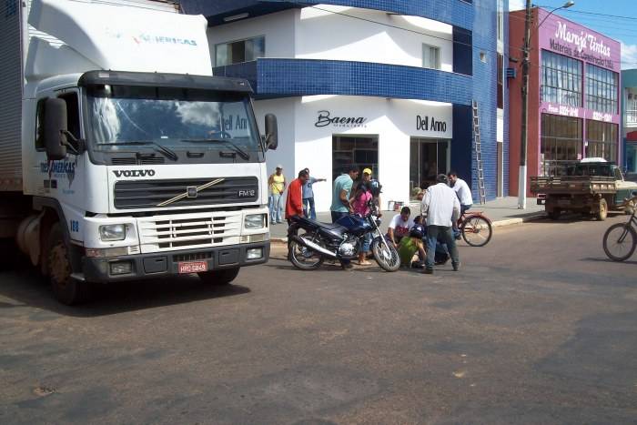 CARRETA PROVOCA ACIDENTE COM MOTOS