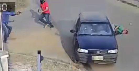 ASSISTA: vídeo mostra assassinos do PCC atirando em dois homens em Vilhena; um dos baleados morreu no hospital e foi identificado
