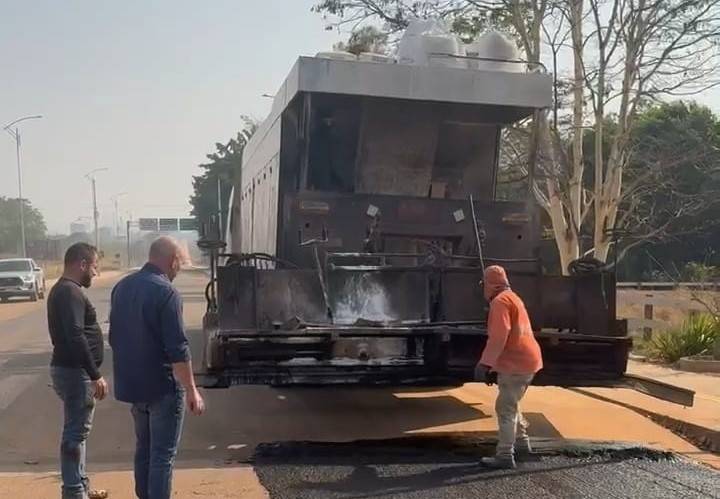 Deputado Ezequiel Neiva acompanha o início dos trabalhos de aplicação de microrevestimento asfáltico na rodovia de Cabixi