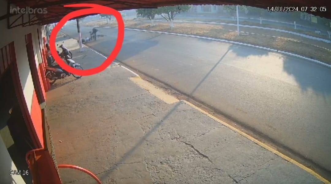 ASSISTA VÍDEO: ciclista se distrai e sofre queda após atingir motoneta estacionada em avenida de Vilhena