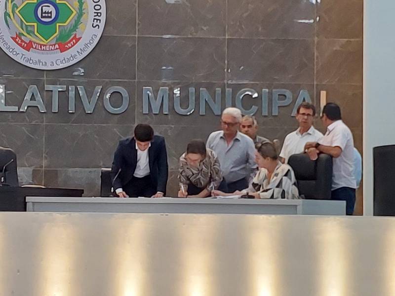 Após meses contestando eleição do presidente da Câmara de Vilhena, vereadores fazem acordo na justiça e prometem “esquecer” o assunto