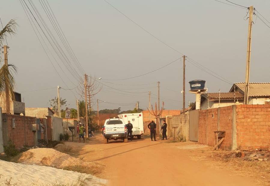 Enfurecida, mulher de 23 anos arromba portão de casa e tenta matar ex-marido a golpes de canivete, em Vilhena