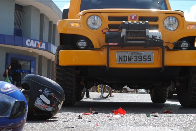 Casal que carregava filho de 3 anos tem moto atingida por jipe no centro