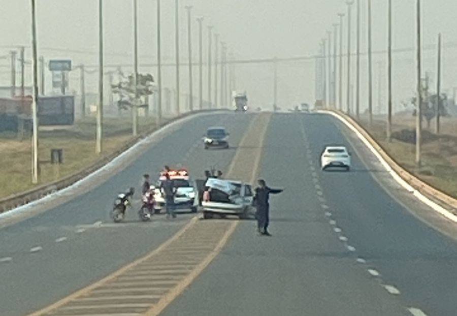Viajando sozinho, motorista perde controle da direção e carro se envolve em acidente “esquisito” na BR 364, em Vilhena