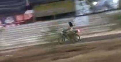 VÍDEO: em alta velocidade e sem capacete, mulher é detida pela PRF após ter moto apreendida e colocar a própria vida em risco na BR 364