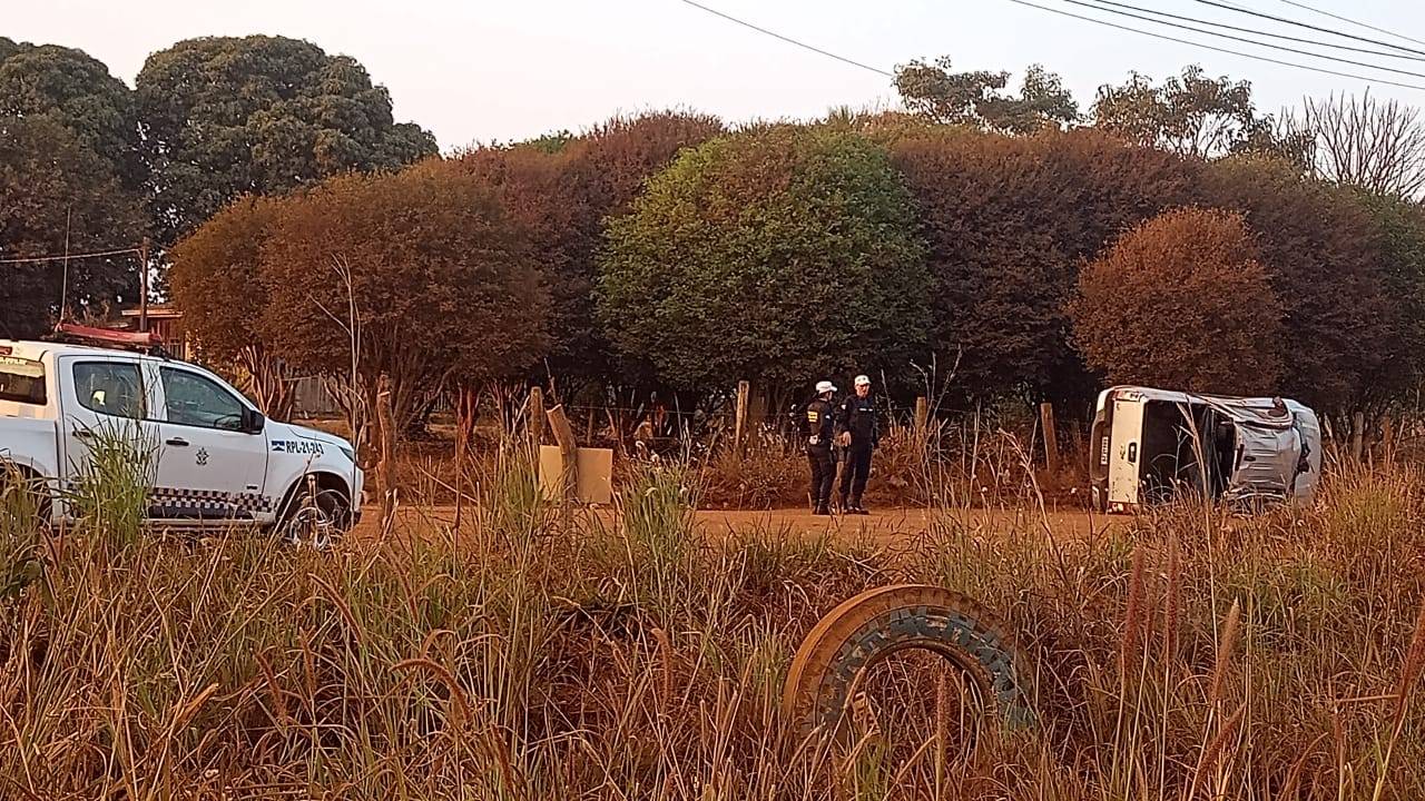 ASSISTA VÍDEOS: com dois homens e bebidas a bordo, picape derruba muro e capota no setor chacareiro de Vilhena
