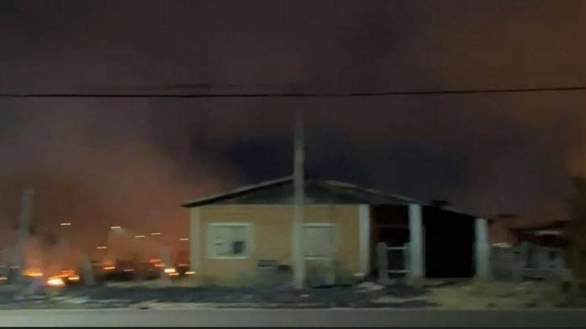 ASSISTA VÍDEOS: moradores desconfiam de fogo proposital em quadra e bairro amanhece com ar “irrespirável”, em Vilhena