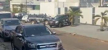 Após buscas feitas pela polícia em sua casa, empresário e esposa chegam acompanhados por advogados para serem ouvidos na Unisp, em Vilhena