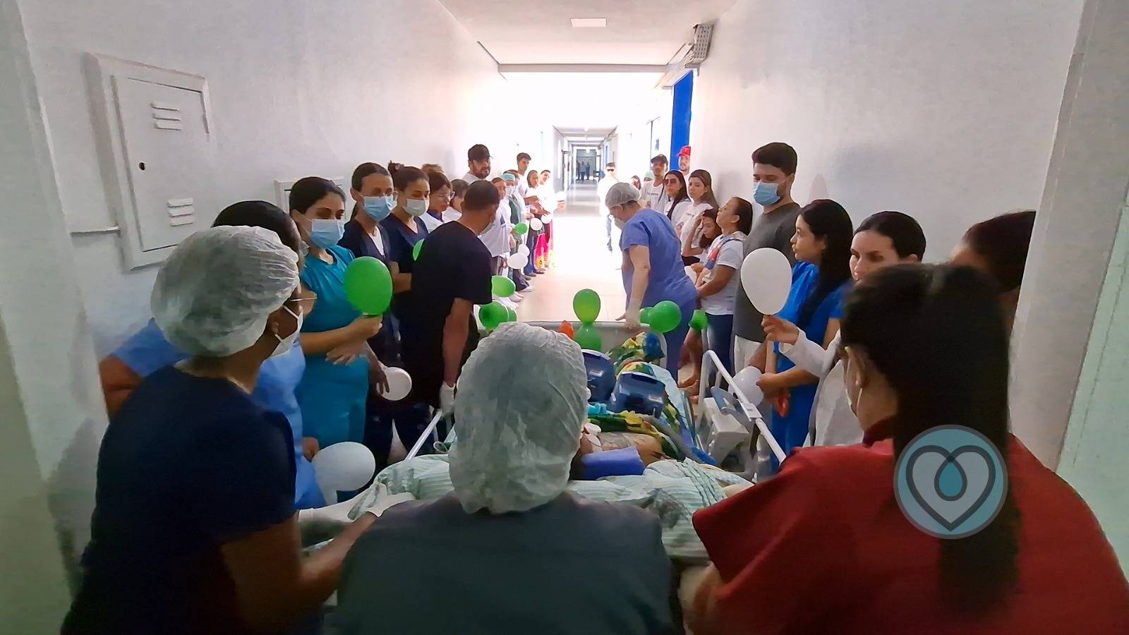 FOTOS E VÍDEOS: cortejo de amigos e emoção da mãe marcaram a despedida do rapaz de 23 anos que morreu após ser baleado, em Vilhena