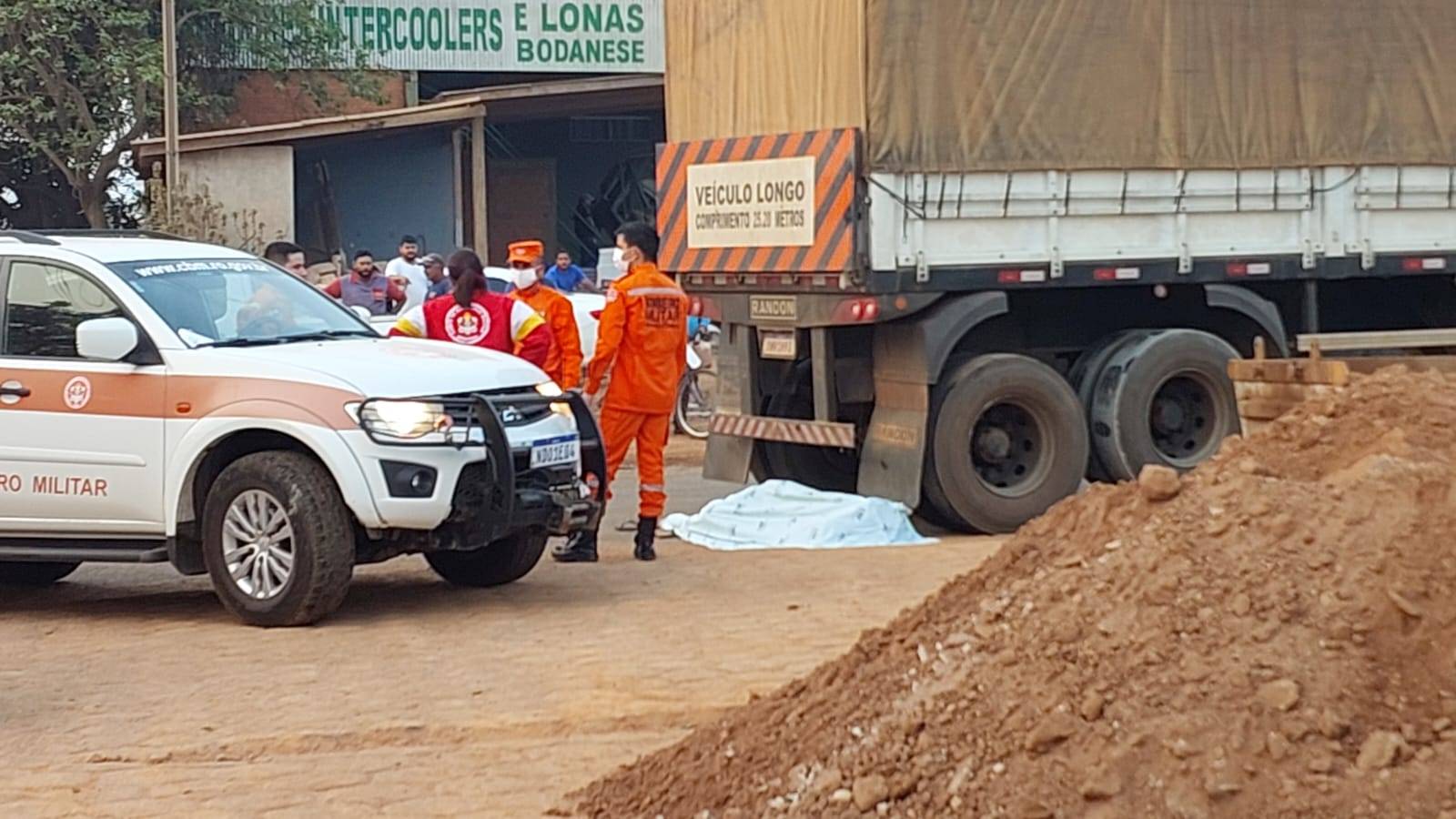 URGENTE: estudante morre esmagado por carreta em rua de Vilhena; vítima ainda não foi identificada