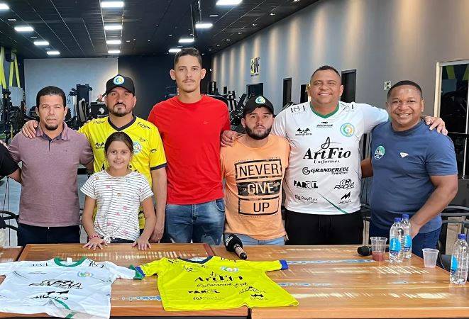 Campeão da Libertadores da América, atacante Walter é apresentado como novo reforço do Rolim de Moura